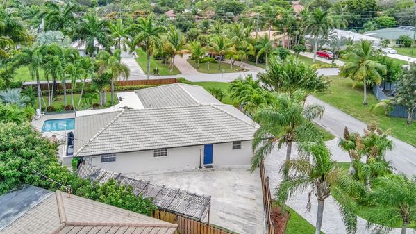 VILLA BOCA: 4BD/3 BA HEATED POOL CORNER LOT