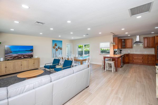 VILLA SERENITY: BEAUTIFUL RENOVATED 4BDRM/HEATED POOL 
