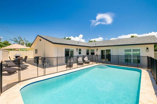 VILLA SERENITY: BEAUTIFUL RENOVATED 4BDRM/HEATED POOL 