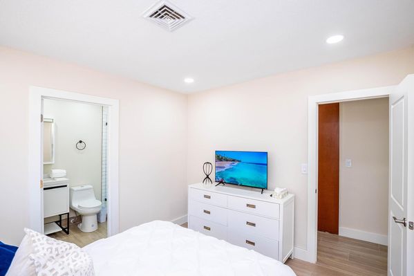 VILLA SERENITY: BEAUTIFUL RENOVATED 4BDRM/HEATED POOL 