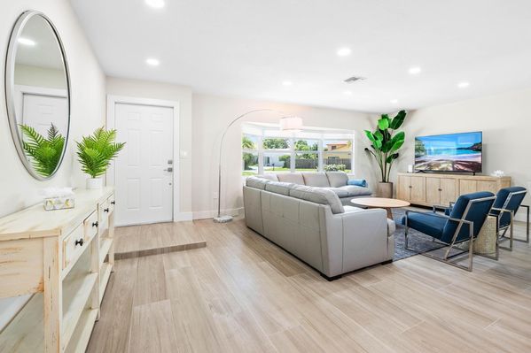 VILLA SERENITY: BEAUTIFUL RENOVATED 4BDRM/HEATED POOL 