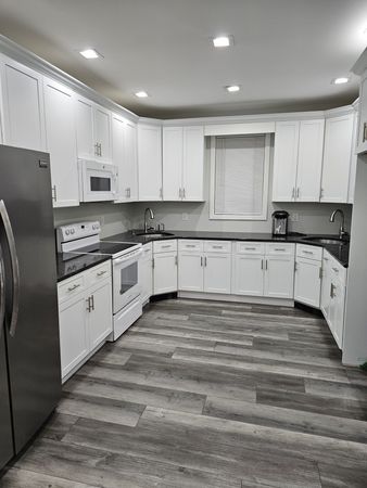 The Park Villa! Massive "SALE" $1,190. Per Weekend For