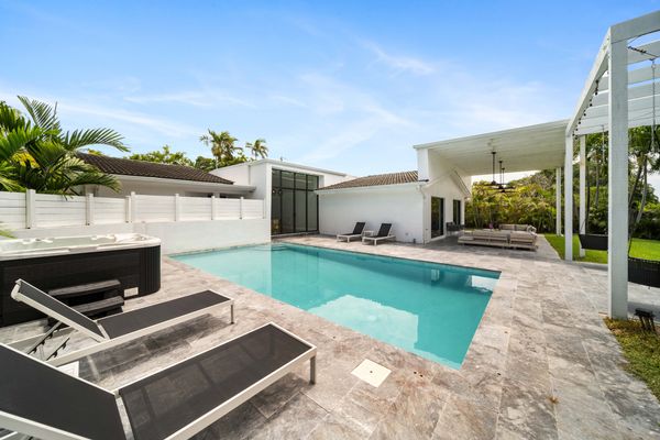 LXURE: The Marina Villa - on a private lake