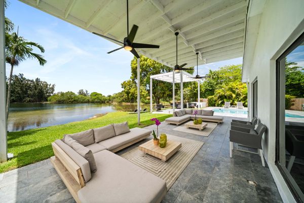 LXURE: The Marina Villa - on a private lake
