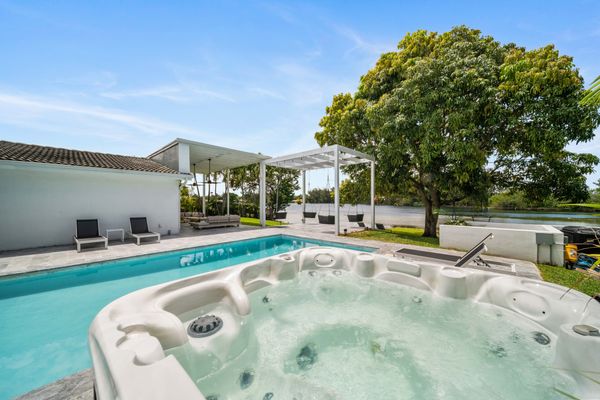 LXURE: The Marina Villa - on a private lake