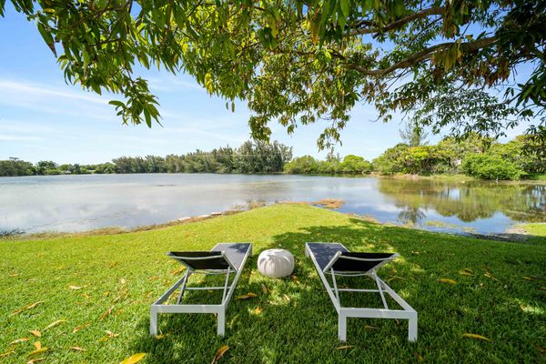LXURE: The Marina Villa - on a private lake