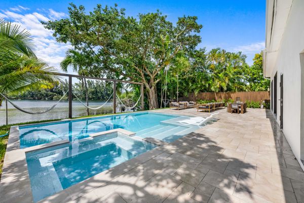 LXURE: The Bronze Villa - brand new on a private lake