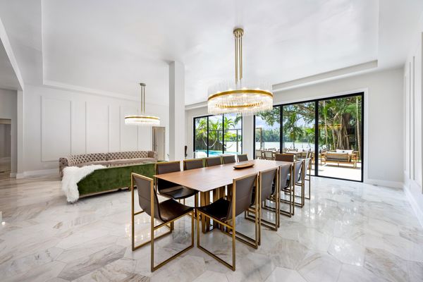 LXURE: The Bronze Villa - brand new on a private lake