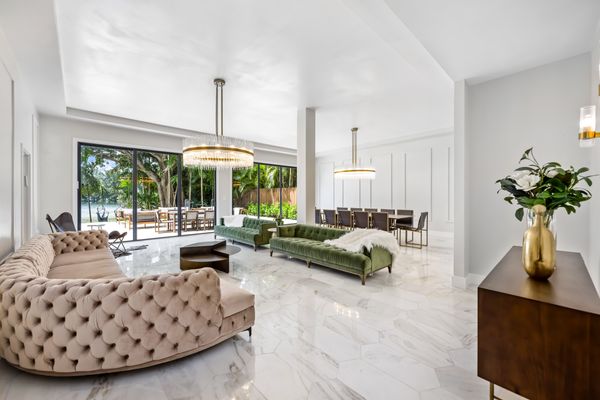 LXURE: The Bronze Villa - brand new on a private lake
