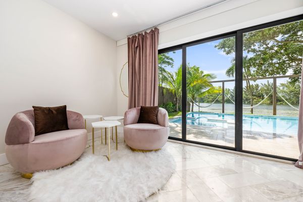 LXURE: The Bronze Villa - brand new on a private lake