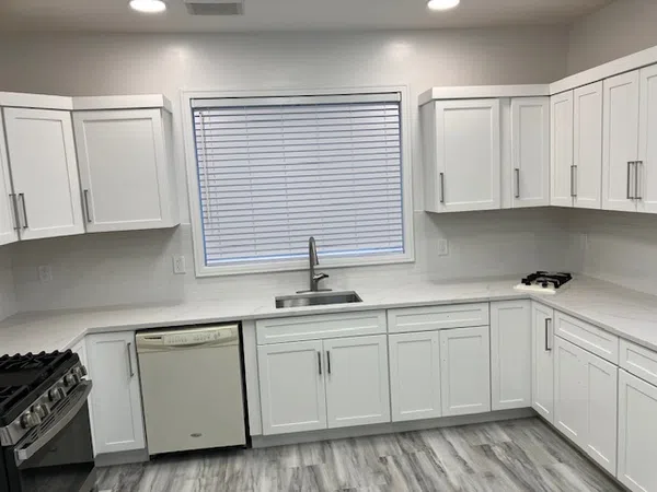 11 BEDROOM  NEWLY  MODERNIZED ALL YEAR VACATION HOME ENJOY  OUR MASSIVE SCENIC GROUNDS