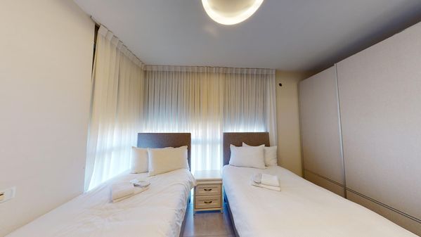 Strauss 4 bedroom luxurious spacious apartment