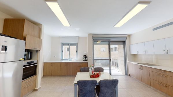 Strauss 4 bedroom luxurious spacious apartment