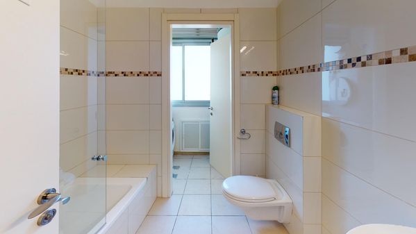 Strauss 4 bedroom luxurious spacious apartment