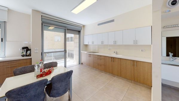 Strauss 4 bedroom luxurious spacious apartment