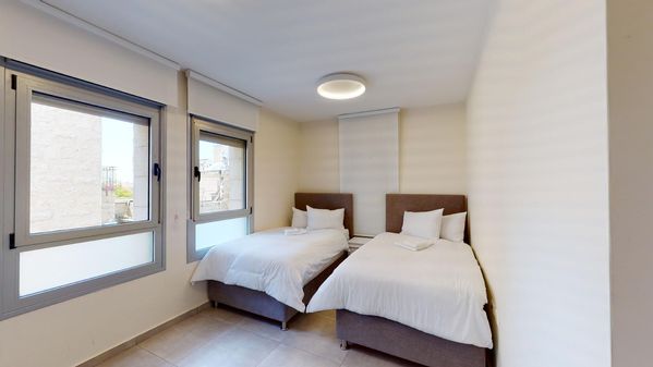 Strauss 4 bedroom luxurious spacious apartment