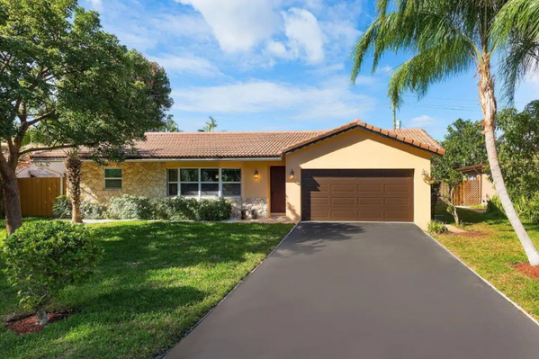 Villa Coral: 4BD/3 BA Private Heated Pool