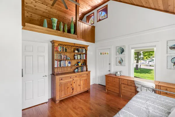Hampton’s Haven: Hot Tub & Game room year round! Please see calendar.