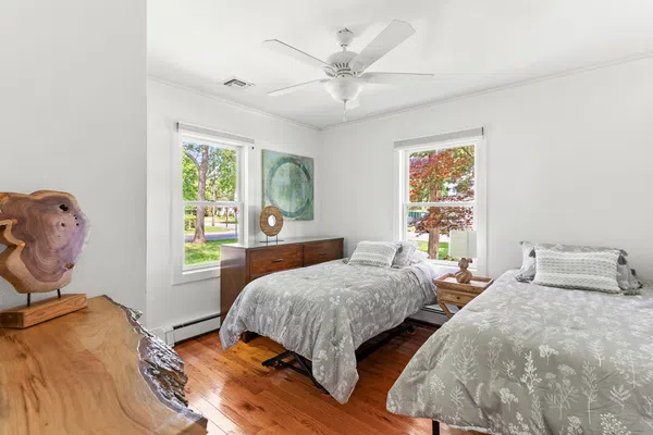 Hampton’s Haven: Hot Tub & Game room year round! Please see calendar.