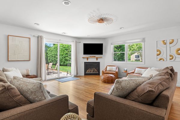 Hampton’s Haven: Hot Tub & Game room year round! Please see calendar.