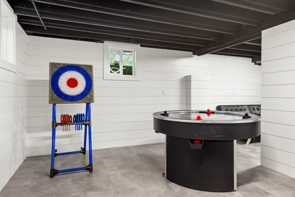 Hampton’s Haven: Hot Tub & Game room year round! Please see calendar.