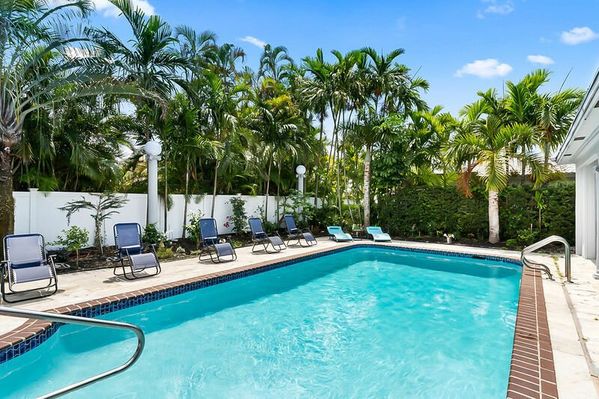 Modern Upscale 6-Bedroom villa with heated pool. Emerald Hills, Hollywood 