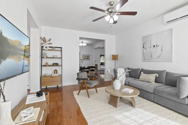 Peaceful Paradise: Dream Home in Woodridge