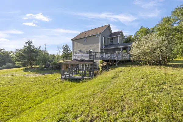 Peaceful Paradise: Dream Home in Woodridge