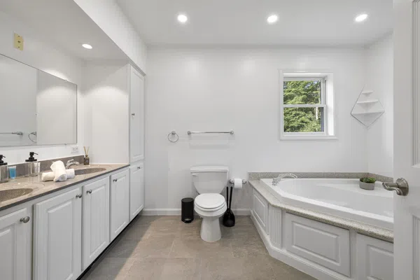 Peaceful Paradise: Dream Home in Woodridge