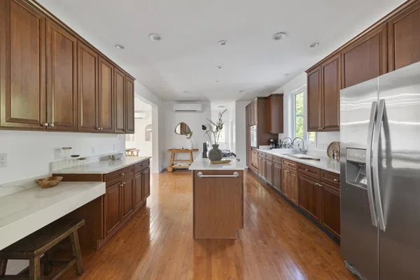 Peaceful Paradise: Dream Home in Woodridge