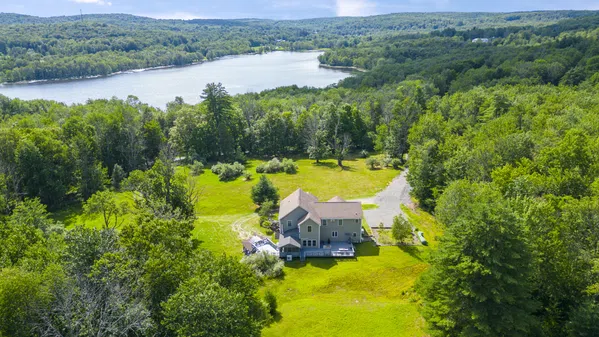 Peaceful Paradise: Dream Home in Woodridge