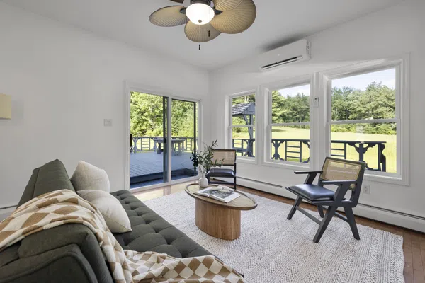 Peaceful Paradise: Dream Home in Woodridge