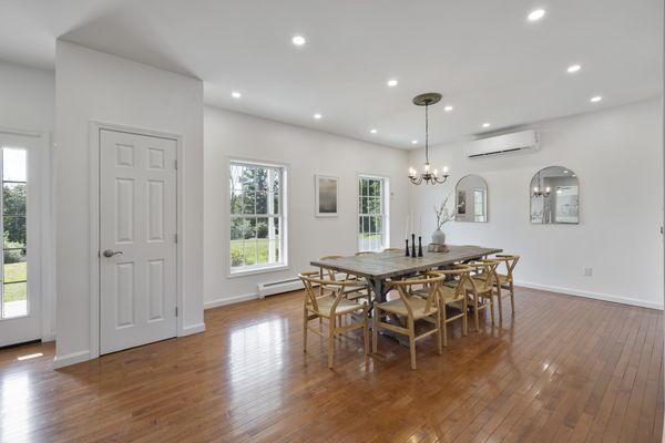 Peaceful Paradise: Dream Home in Woodridge