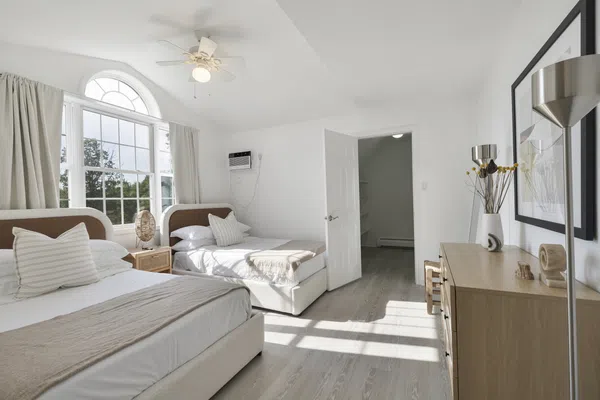 Peaceful Paradise: Dream Home in Woodridge