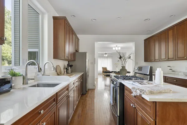 Peaceful Paradise: Dream Home in Woodridge