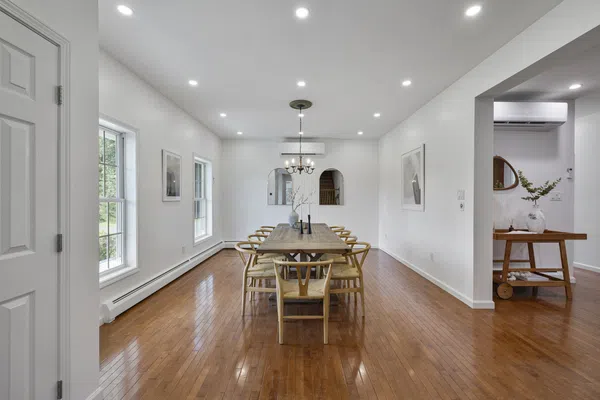 Peaceful Paradise: Dream Home in Woodridge
