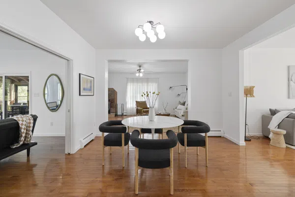 Peaceful Paradise: Dream Home in Woodridge